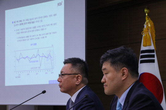 김현욱 한국개발연구원(KDI) 경제전망실장(왼쪽), 정규철 경제전망실 전망총괄이 21일 세종시 정부세종청사 기획재정부에서 KDI 2019년 상반기 경제전망을 발표하고 있다.  KDI는 이날 "국내 경제는 2019년에 내수·수출 모두 위축돼 2.4% 상장할 것"으로 예상했고 "2020년에는 완만하게 회복되면서 2.5% 내외 성장률을 기록할 것"으로 내다봤다. 연합뉴스